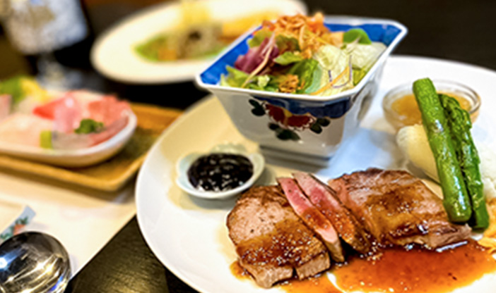 神石牛のステーキとサラダ