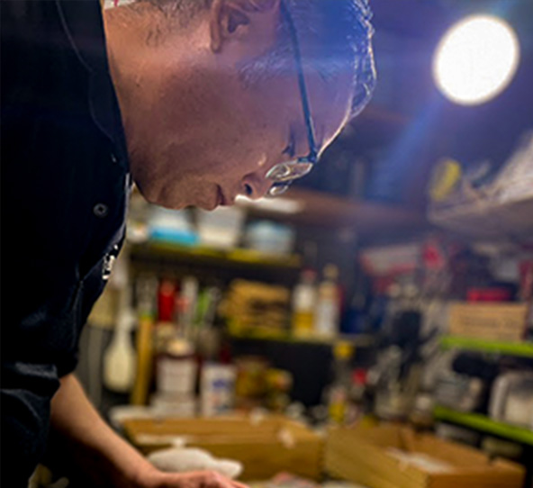 料理をする店主の横顔