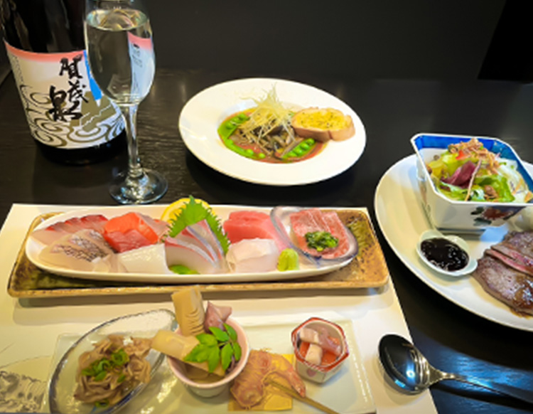 前菜、刺身、ステーキ、日本酒がそろったコース一覧