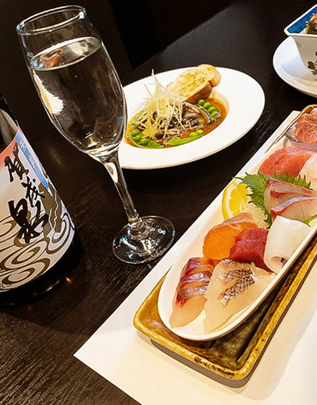 卓上に並ぶ前菜と日本酒