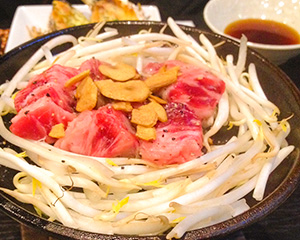 鉄板皿で焼かれるモヤシと肉